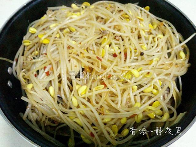 煮好的豆芽用漏勺捞出盖在千张上（此时可在豆芽上再放几根整棵的香菜，我忘记放了）