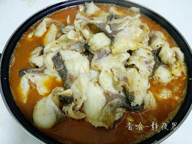 连汤带鱼片全部倒入火锅盆中