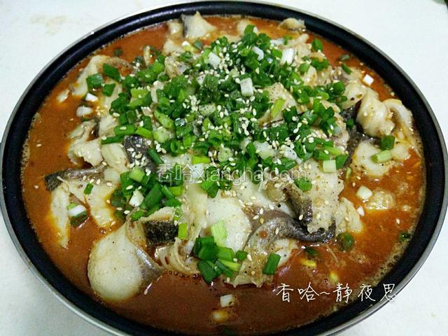 撒上葱花，熟芝麻，胡椒粉，适量麻油