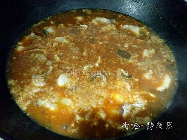 锅里汤烧至沸腾，倒入腌制好的鱼片，不要用力翻鱼片，用锅铲轻轻扒开后就不用翻了