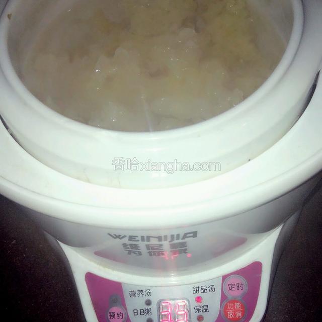 加水到七分满，盖上盖子开始炖上，一个半小时