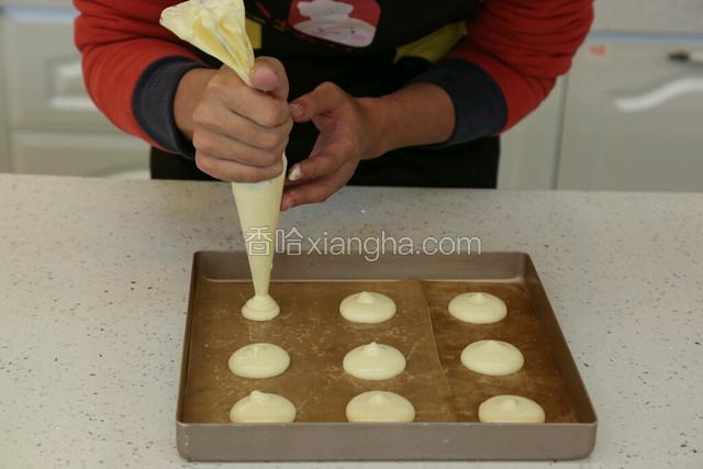 10.将面糊挤在铺了油布的烤盘上，尽量大小均匀一点，注意中间的缝隙。
