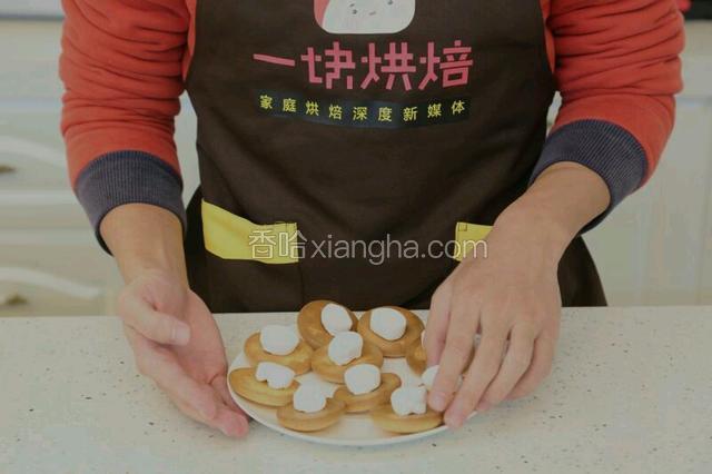 12.将棉花糖切开两半后，平放在烤好的蛋糕上，放入微波炉加热30秒左右
