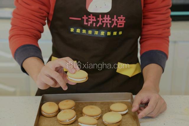 13.趁棉花糖融化后，粘上另一半蛋糕，定型
