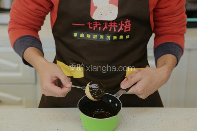 15.用竹签或者小叉子插住棉花糖部分，蘸上巧克力酱。晾干即可。
