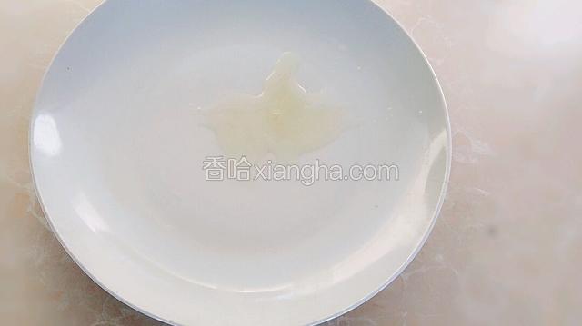 熬糖浆的空隙，快速取一干净盘子，往盘子上到少许食用油，然后把盘子上用食用油抹均匀，装拔丝红薯时用，防止红薯粘盘子
