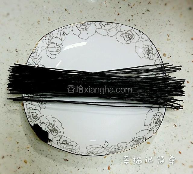 准备好干
蕨根粉130克。