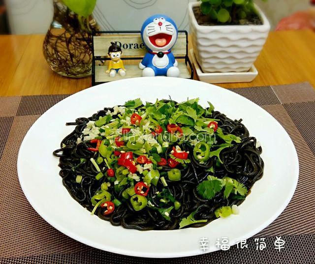 放入适量的盐，糖，鸡精，适当的多放些生抽，香醋，最好使蕨根粉浸泡入汤汁。再放适量蚝油，最后将蒜沫，香菜，香葱，小米椒，长绿椒盖在蕨根粉上面，淋上香油。
