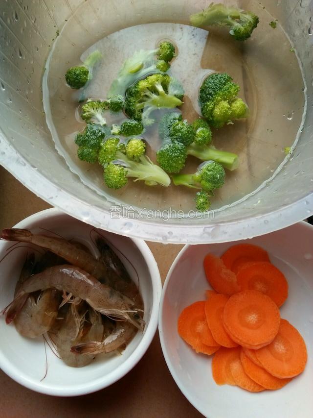 主材料如图，西兰花搬小朵，胡萝卜去皮切片。
