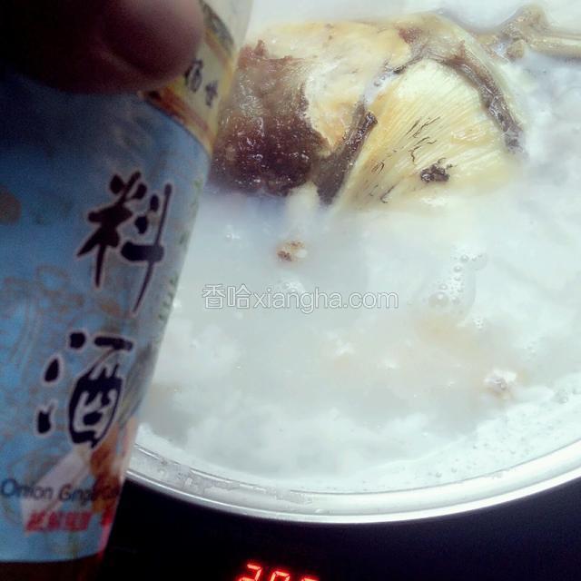 加上适量料酒，大火煮五分钟，换小火再煮二十分钟

