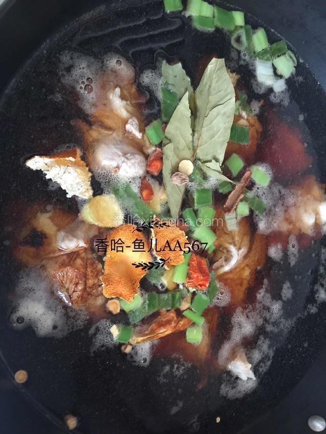 洗净后放大锅内加水和调料炖煮，水平面略高于骨头的高度。
