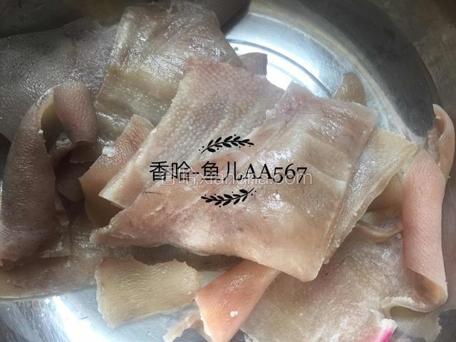用刀把肉皮上的肥肉剔除干净。