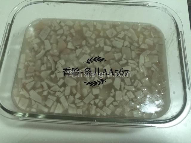 压好后挑出大块有毛的肉皮扔掉，其余倒入保鲜盒放冰箱冷藏一夜。
