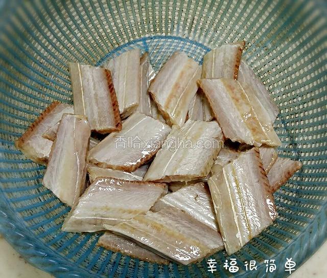 先将鲜冻的带鱼化冻洗净，用剪刀剪成大小适
中的鱼段。