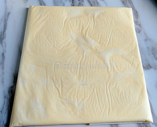 黄油100g 用烘焙纸包好，擀成12×12厘米的长方形
