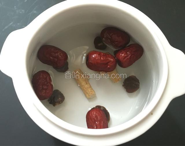 倒满温水八成。