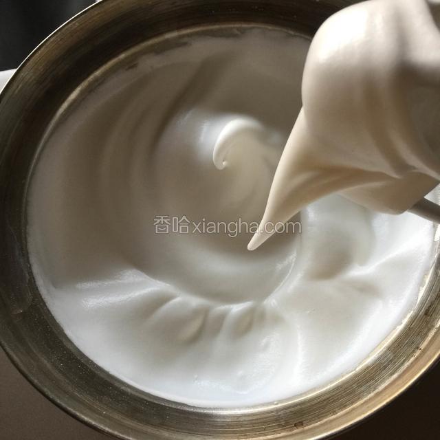 分离出来的蛋白加入几滴白醋，用电动打蛋器打出粗泡后，加入1/3的细砂糖，打出小密泡时加入1/3细砂糖，打出纹路后加入1/3的细砂糖，打至提前打蛋器出现小三角