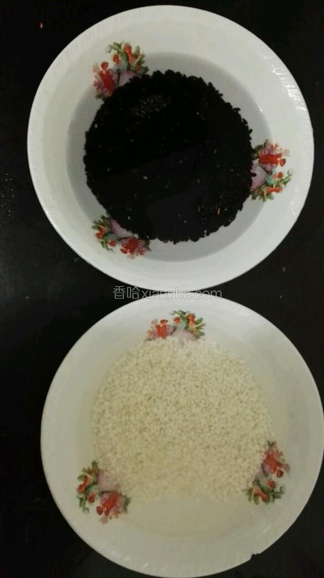 把紫糯米和白糯米洗干净放入水浸泡2小时