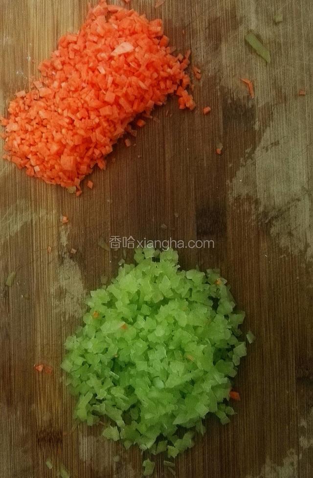 把红萝卜和莴笋切成沫