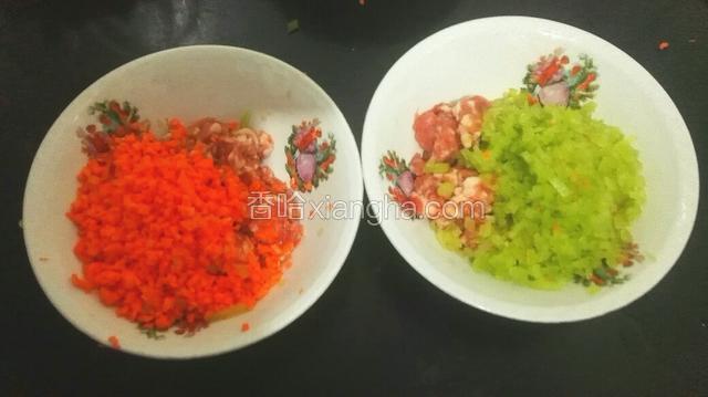 把切成沫的红萝卜和莴笋各放到盛有肉糜的碗里，放生姜，盐，酒，糖，生抽调味