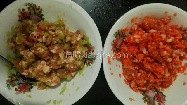 把混合的材料分别搅拌均匀做成肉馅