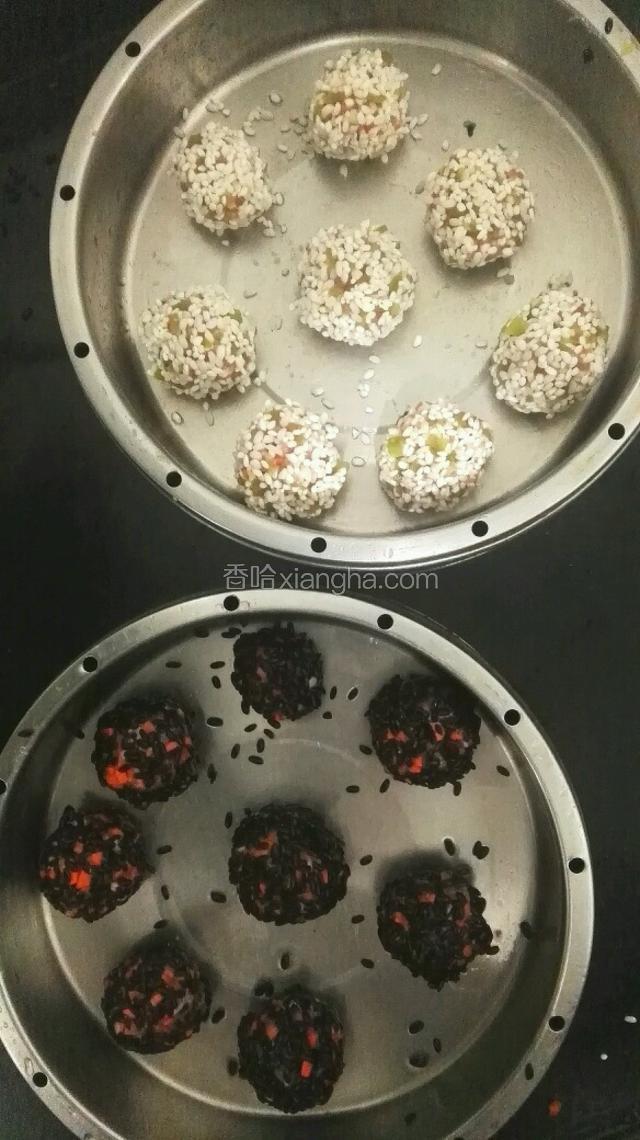 把裹上糯米的丸子放入蒸盒