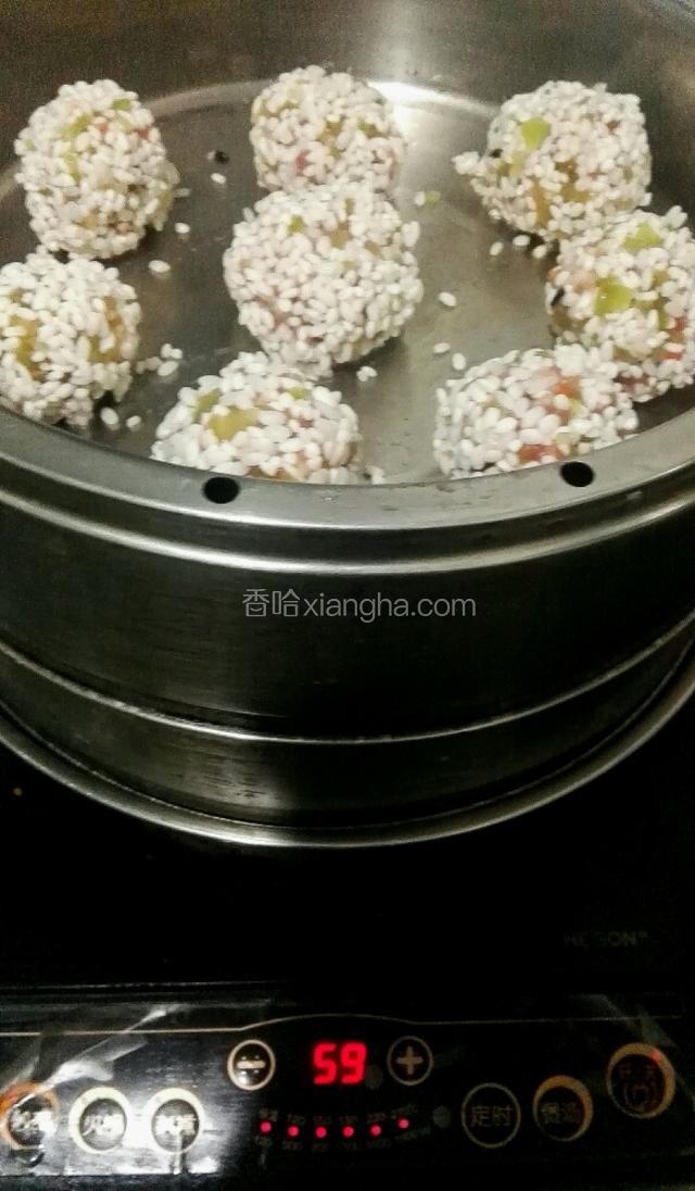 蒸锅上水烧开后把盛有糯米丸子的蒸盒上锅蒸30分钟