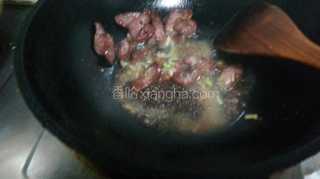 加入料酒，然后加入生抽
