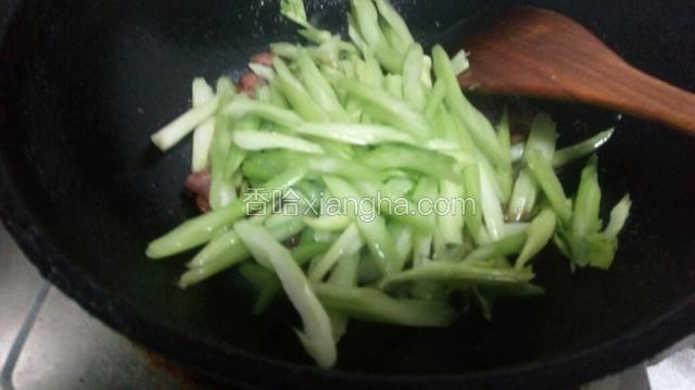 放入芹菜翻炒