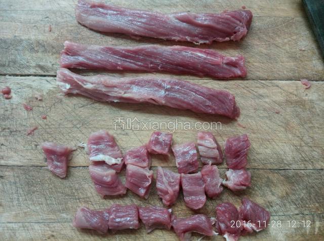 选取没有带筋的牛肉切成大小相同的块