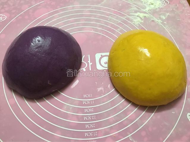 这是发酵好的红薯面粉和南瓜面粉。怎样发酵大家可以在菜谱里找，花样馒头里面就有。发酵好的面粉揉光滑然后抹上一层油醒发20分钟。