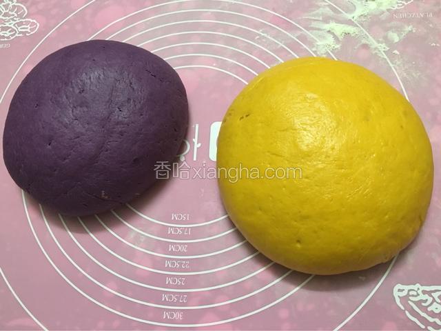  将发了的面放到案板上加干面粉使劲儿揉。