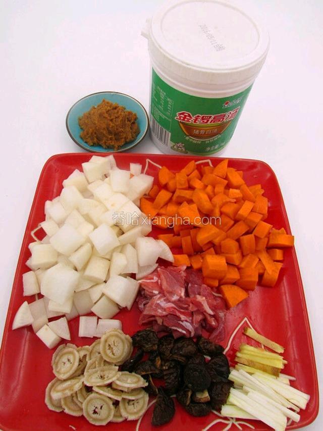 准备食材
主料：味噌、高汤（金锣的猪骨白汤）
主菜：瘦肉（切片）、牛蒡（也叫东洋参，有些难买，大型蔬菜市场或大超市有卖。切片）
香菇（对半切）、白萝卜（切小块）、胡萝卜（切小块）
作料：姜（切条）、大葱（切条）、小葱
