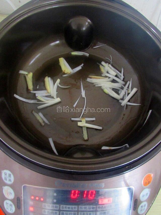 热油炒料
1.       锅烧热，放少量的油，再烧热。
2.       放入姜条和大葱，炒出香味。
