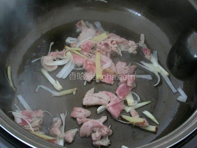 炒肉片
放入肉片，微微煸炒至变白色。
