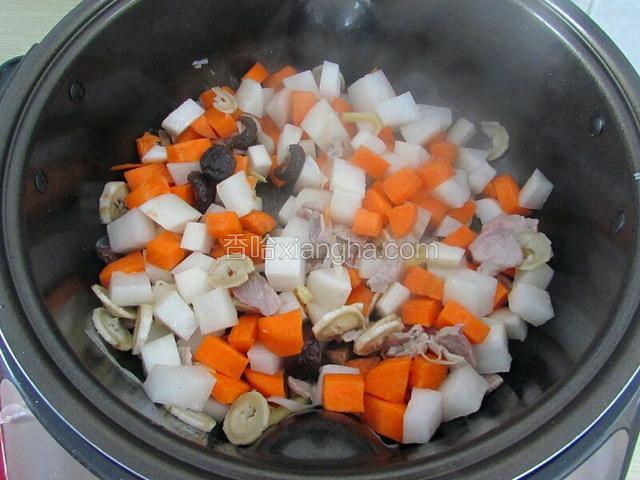 依次放入食材
1.       先放白萝卜，翻炒几次。
2.       再放胡萝卜，翻炒几次。
3.       然后放香菇、牛蒡，翻炒几次。
