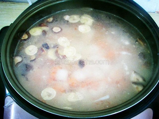 放水开煮
1.       倒入生水，根据人数和食材来控制水的比利，水可以稍微多一些。
2.       开足火力，开煮。
