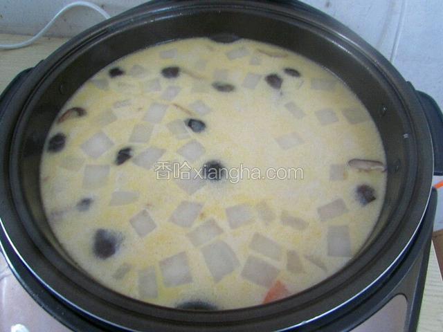 去掉汤沫
1.       再次煮沸后，上面会出现一层汤沫，用勺子舀掉。
2.       计时10分钟左右。
