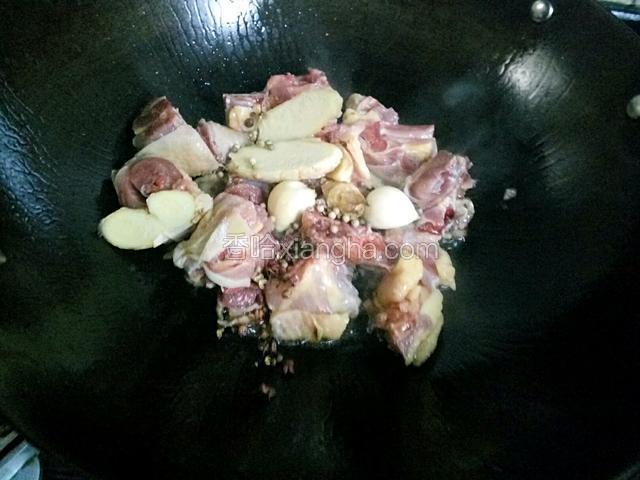 锅里放油少许，烧制七成热倒入剁好的鸡块，加盐，姜，蒜，花椒，胡椒翻炒
