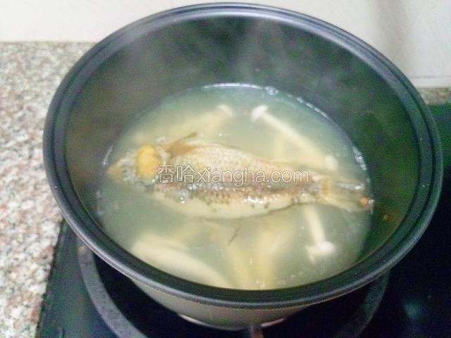 这时候锅里的海鲜姑也熬出鲜味了
。把煎好的鱼，放入锅中，小火慢炖五分钟。