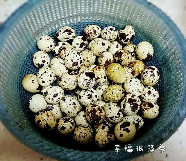 新鲜鹌鹑蛋500克左右洗净。
