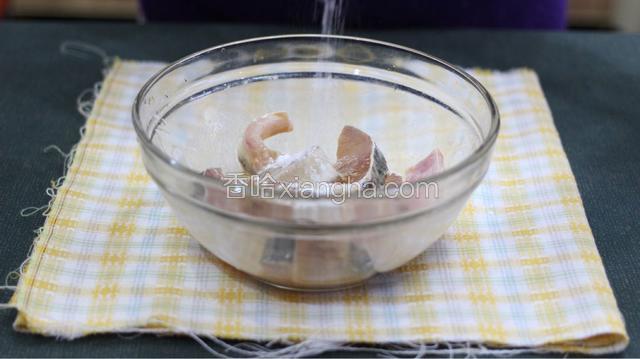 鱼用厨房纸巾吸掉粘液，倒入适量料酒，一勺生抽和适量淀粉和姜片