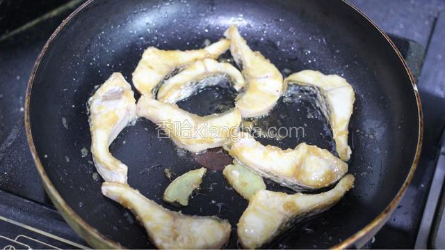 平底锅用姜擦背，热锅倒入凉油，放入腌制好的鱼块煎至两面金黄即可
