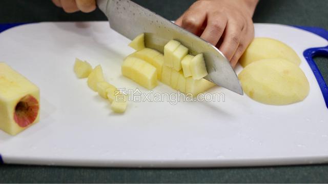 取一个苹果切丁，另一个苹果横向切三块，然后用保鲜膜包好，防止氧化
