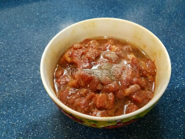 梅頭豬肉洗淨切粒~放入大碗里~用生抽~老抽~鹽~糖~粟粉~油腌制十五分鐘