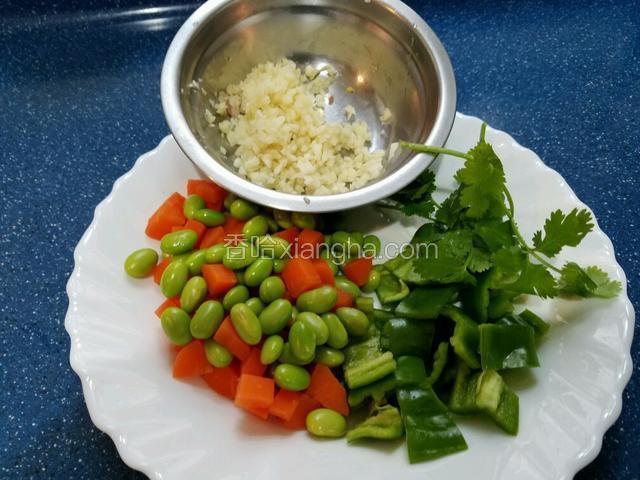 甘肅去皮切粒~毛豆去殼子~青椒洗淨切小塊~蒜頭去衣切碎