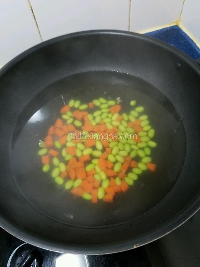 鍋里放入水大火燒滾~放入甘肅~毛豆煮一至兩分鐘~接著拿起俻用
