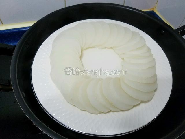 放入蘿卜蒸十五分鐘拿起（用筷子一戳就爛為好）將碟中的蘿卜水倒入碗里俻用