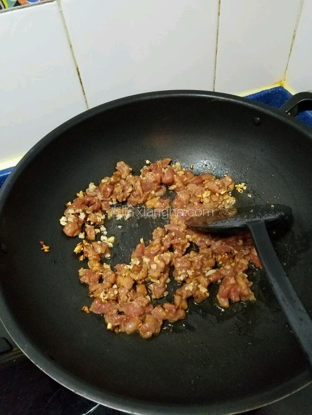 燒熱鍋放入油~爆香蒜泥~再放入腌制好的豬肉粒翻炒片刻