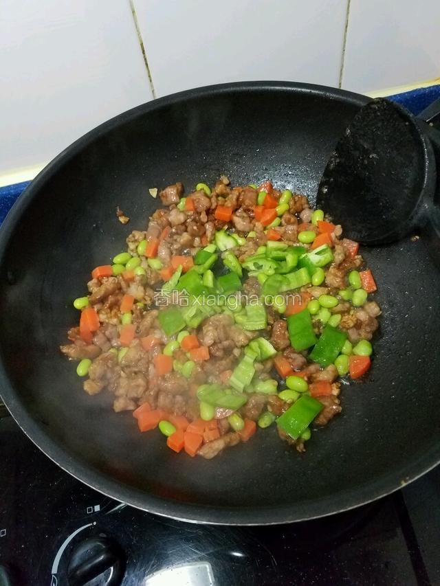 豬肉轉色~放入紹酒翻炒~接著放入毛豆~甘肅炒片刻~再放下青椒翻炒幾下就行了~